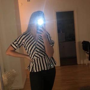 Blus  - Fin blus i storlek 34. 30kr + frakt. Priser kan sänkas vid köp av fler plagg 