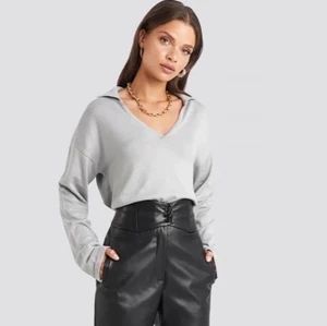 Stickad tröja med piké krage - Så fin tröja från na-kd. Köptes förra året. Har en beige tröja också i samma modell som jag också säljer vid behov. Knappt använt den. Passar till alla outfits och slutsåld på hemsidan. Köpte den för 350kr. Kontakta för mer bilder.