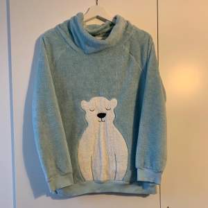 Mycket mjuk, söt och varm blå sweatshirt med isbjörn. Storlek M