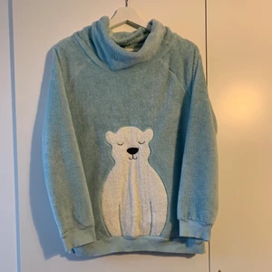 Tröja med isbjörn - Mycket mjuk, söt och varm blå sweatshirt med isbjörn. Storlek M