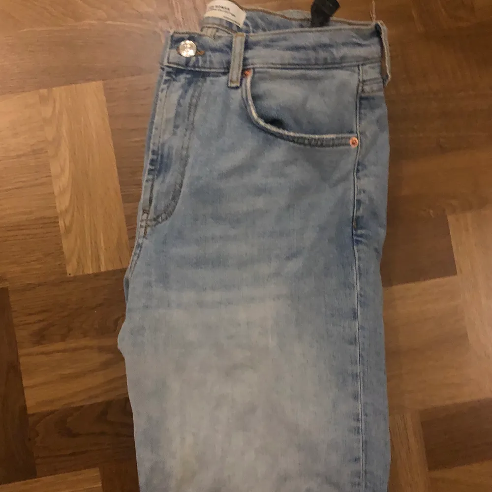 Jeans från Zara i storlek 38. Jeans & Byxor.