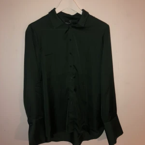 Grön skjorta  - En grön skjorta från Gina Tricot, i strl 38. Aldrig använd. 