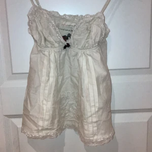 Odd Molly Linne - Supersött linne från ”Odd Molly”. denna typ av modell var trendigt förr och börjar långsamt bli trendigt igen💕 säljer då det tyvärr inte passar längre🤍 