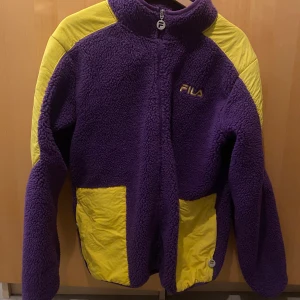 Lila och Gul Fila Teddy Jacka fleece  - Köparen står för frakten 