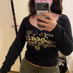 Svart långärmad tröja - Svart långärmad tröja med tryck från only. Väldigt mjuk i material. 