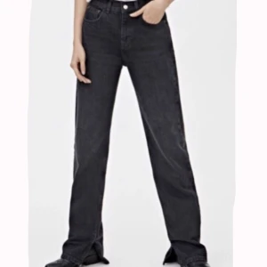 Gråa Raka Jeans - Mina favorit jeans från Pull and Bear som är helt slutsålda. Dom är svart/gråa, raka med slit och midwaist. Har en liten fläck på benet (skickar bild privat då bilden inte fick plats) men syns inte tydligt. BUD PÅ: 300kr💕