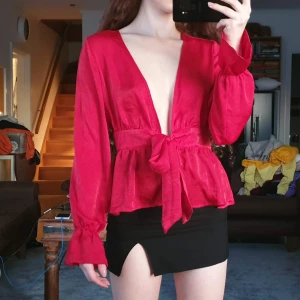 Röd blus - Jättefin röd blus i storlek S från bikbok. Säljer då den inte längre används, i bra skick. Säljer för 80 kr, köpare står för frakt på 48 kr. ❤️ 