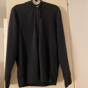 Adidas zip Hoodie  - Snygg o cool zip Hoodie som jag aldrig använt, nyskick men har en liknande redan, nypris 399kr💕 sitter overzied på mig!