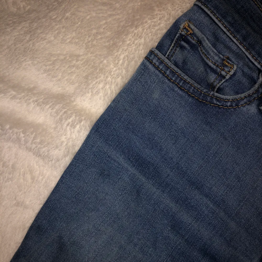 Levis jeans med låg midja i en mellanblå färg, knappt använda . Jeans & Byxor.