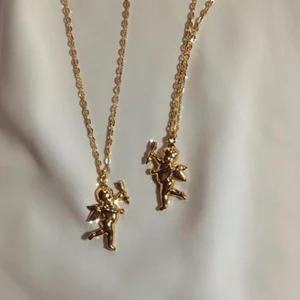 kerub ängel halsband - vårt vackra kerubhalsband 👼🏼✨ 49:- + frakt 11 kr ♡ - ängelhänge - guldfärgad kedja ca 40 cm - förlängning ♡ - beställ via celestesmycken.etsy.com - instagram @celestesmycken 🤍✨ ♡ #smycken #halsband #ängel #angel