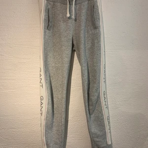 Mjukisbyxor från gant - Ett par grå mjukisbyxor från gant. Knappt använda. 266kr med frakten inräknat❤️