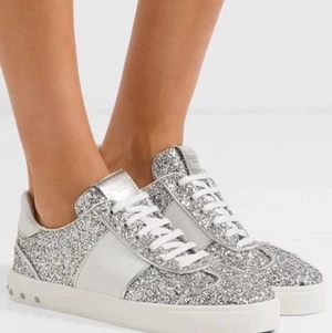 Valentino sneakers - Säljer dessa supersnygga glittriga valentino sneakers. De är ganska använda som ni kan se på bilderna. Köparen står för frakten💗💜 pris kan diskuteras
