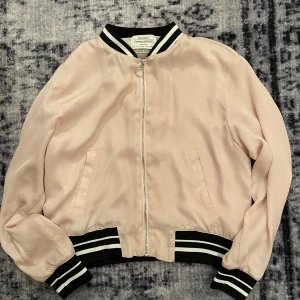 Bershka kofta  - Köpt för två år sen, nästan aldrig använd, jättefint skick. Säljer för: 149kr. Pris kan diskuteras! Storleken är L men skulle säga M definitivt. 