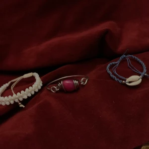 Armband - Tre olika fina armband. Använt fåtal gånger och säljes pga  de ej används, och att den första ej passar. Det första armbandet kostar 20kr. De andra två 35kr styck, men 60kr (Dessa priser gäller om ej budet höjs). 