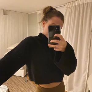 Svart croppad ribbad tröja - En snygg och skön tröja i fint skick