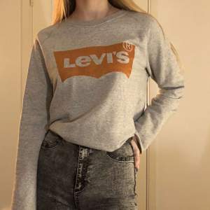 Levi’s sweatshirt i storlek M köpt på zalando. Använd två gånger och säljs därmed. Jag på bilden är 1,72. Inga skador eller skavanker. Nypris: 650kr