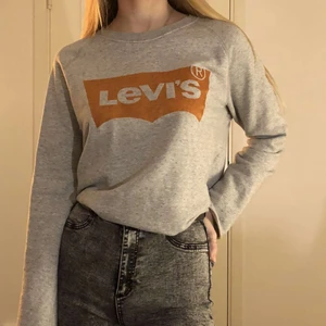 Levi’s sweatshirt - Levi’s sweatshirt i storlek M köpt på zalando. Använd två gånger och säljs därmed. Jag på bilden är 1,72. Inga skador eller skavanker. Nypris: 650kr