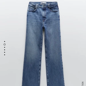 Jeans Zara - Väääldigt snygga blåa straight jeans från Zara, långa oxå så dom passar mig perfekt som är 175cm i längden!!👖 Använda 2 gånger bara! Är i strl 38 men skulle säga att den mer är som en 36a