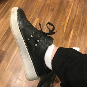 Skor - Fina skor i fint skick förutom att ens stjärnan har lossnat på en sko, annars jätte fina. Frakt tillkommit ❤️