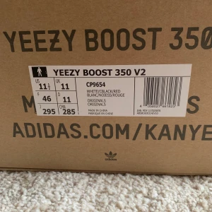 Yeezy 350 v2 Zebra - Köpte dessa för drygt ett år sedan. Väl använda som syns på bilden därför lågt pris. För mer bilder @erik14emanuel på Instagram :)