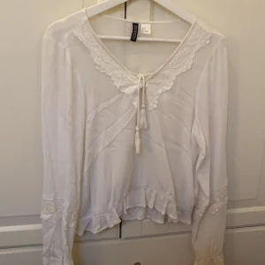Blus från H&M - I mycket bra skick, storlek 38 men passar även bra för den som brukar ha storlek 36