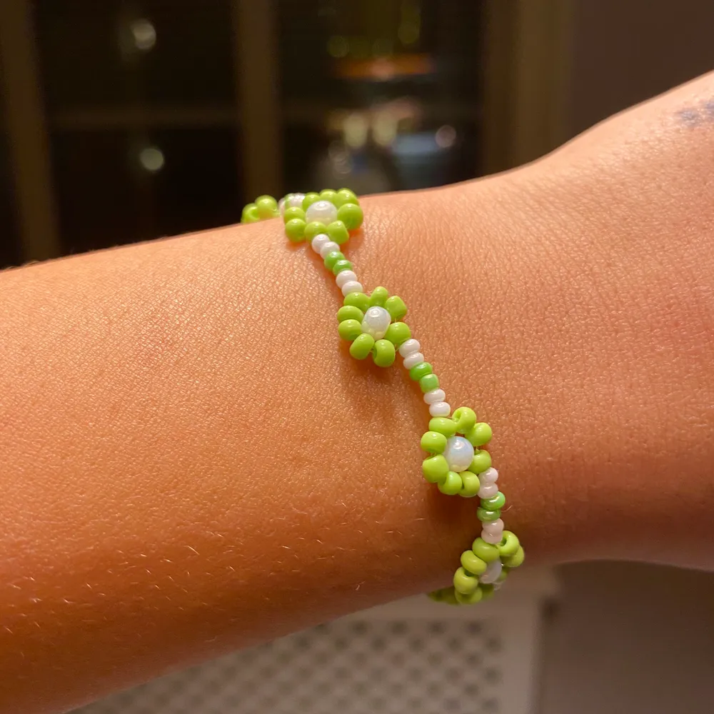 Handgjort armband med blommor i ljusgröna pärlor! . Accessoarer.