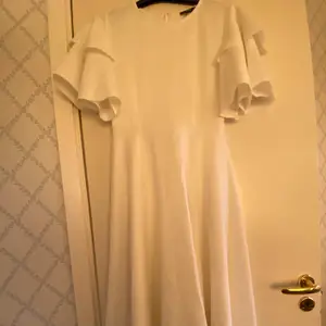 Enkel vit klänning som kan användas året runt.                    Längd: 156 