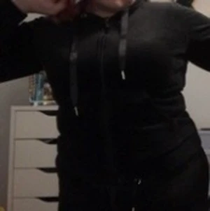 Tjocktröja med dragkedja, velour - Svart tröja i velour, köpt för 1 år sedan på Gina tricot. Den hör till ett set och dom matchande byxorna säljs på min sida.