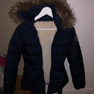 Abercrombie Fitch - Jacka från Abercrombie kids iprincip oanvänd,Strl 16 så passar också en XS. Nypris 1900 kr