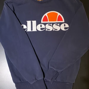 Ellesse collegetröja stl S - Sparsamt använd, storlek small