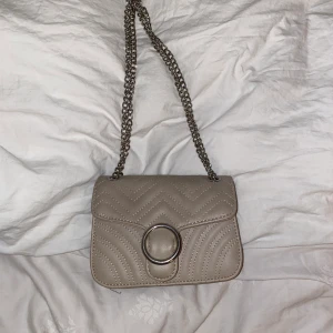 Väska - Säljer denna beiga väskan. Använd fåtal gånger så är i väldigt fint skick. 50kr + frakten💞💞
