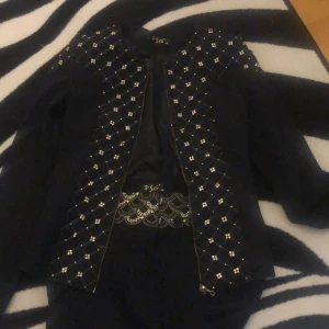 koatymbyxa och kostymjacka  - jackan strl=36. byxan strl=38. köparen står för frakt