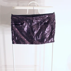 Paljettkjol från Only - Paljett kjol från Only, fint skick!  Storlek: 38 Direkt pris: 80kr, Skriv buden till mig privat eller kommentera på bilden! Buda med minst 5kr varje gång ✨(Alla bud är välkomna) Köpare står för frakten (Du bestämmer vilket paket så länge det uppfyller vikt och storleks kraven)