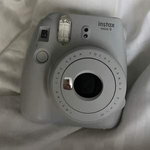 Säljer min vita kamera från Fuji Film i modellen Instax Mini 9 då jag har två. Batterier ingår, dessvärre gör inte bilder det utan behövs inköpas själv av köparen precis som frakten. 🤍 Bud just nu: 470 kr. 