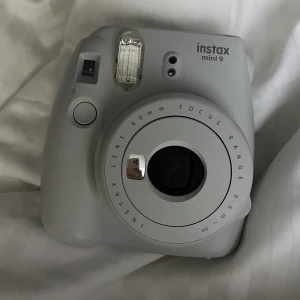 Instax Mini 9 - Säljer min vita kamera från Fuji Film i modellen Instax Mini 9 då jag har två. Batterier ingår, dessvärre gör inte bilder det utan behövs inköpas själv av köparen precis som frakten. 🤍 Bud just nu: 470 kr. 