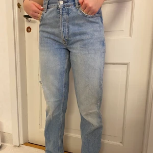 Ginatricot ljusblåa jeans - Size 36. Modell på bilden 163cm. Nypris 399kr. Frakten tillkommer 