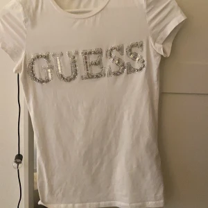 Guess tröja  - En fin guess tröja som aldrig har använts bara provats i storlek S kan mötas upp i Stockholm eller fraktas men köparen står för frakten och jag ansvarar inte för postens slarv. (Äkta)