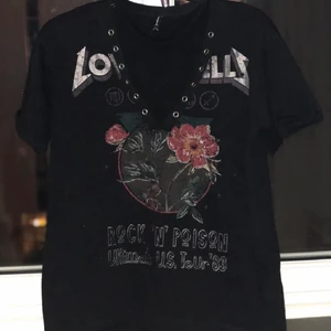 T-shirt  - En cool overzize t-shirt i nyckick från stradivirus, säljer för att den inte riktigt är i min stil💕          Köparen står för frakt!