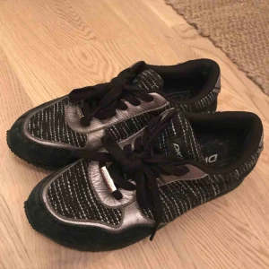  - Skor från DKNY. Fått/ärvt av släkting, har ej kunnat använda dem pga för små. Ser oanvända ut, luktar ingenting. Upplever dem ändå som lite slitna på något sätt, förstår dock inte hur. 