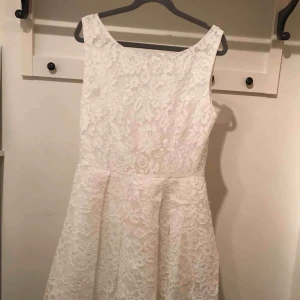  - Vit spetsklänning, i helt ok skick. Vid noggrann inspektion ses slitna partier, se bild 3. 100kr inklusive frakt, kan mötas upp i Stockholm. 