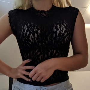  - Svart spetstopp i jättebra skick. Pris kan diskuteras 😊