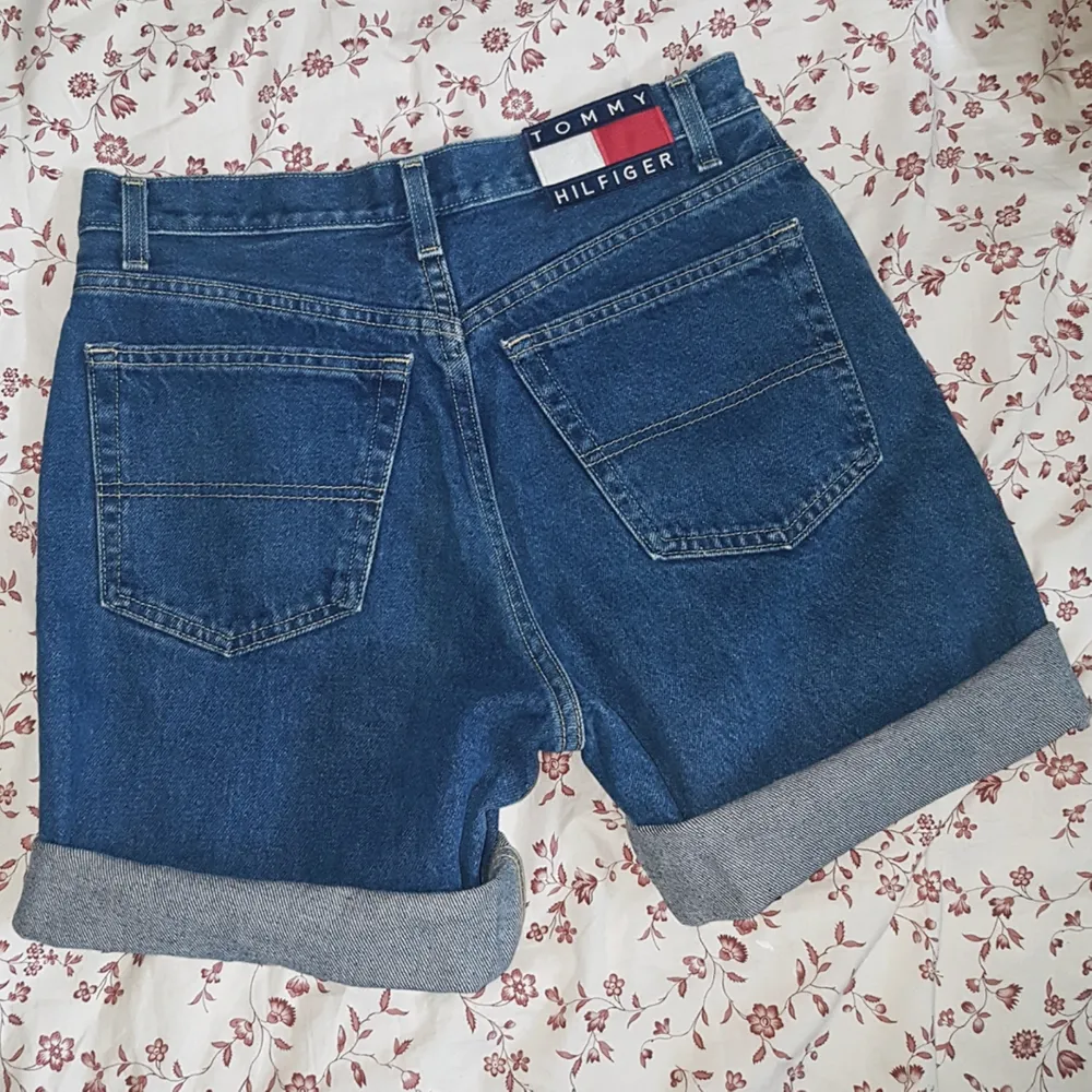 Snygga jeansshorts från Tommy Hilfiger. Frakt tillkommer på 50 kr ❤. Shorts.
