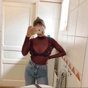  - Lilaglittrig mesh top från Gina tricot