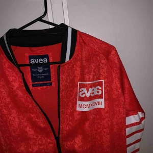  - Äkta Svea-jacka. Riktigt fint skick, endast använd en gång då den är för stor för mig. Tunn men varm och bekväm med fleece på insidan! OBS: liten mini-defekt (fabriksfel). Detta är ett blåaktigt inslag i loggan på vänstra bröstet. Be om fler bilder!🥰