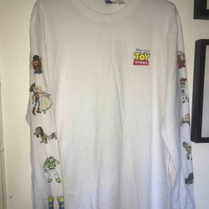  - Toy story långärmad tröja från H&M. Betalning sker via swish och eventuell frakt står köparen för!