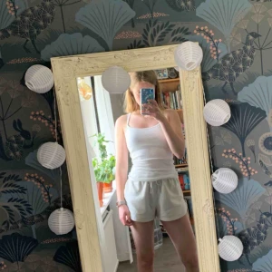  - Fin linne från Hollister! Passar mig bra som vanligtvis har XS/S. Frakt inräknat i priset, tar endast swish. Bara att skicka en fråga om du undrar något! 