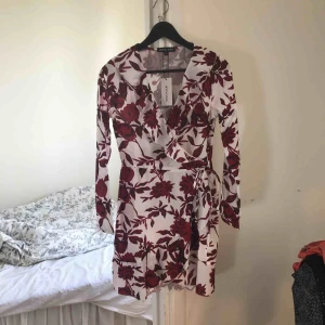  - Superfin omlottklänning, helt oanvänd, prislappen kvar. Säljes pga för liten. Storleken är 38 men den är väldigt liten i storleken så skulle säga att den är som en 34-36 istället. 