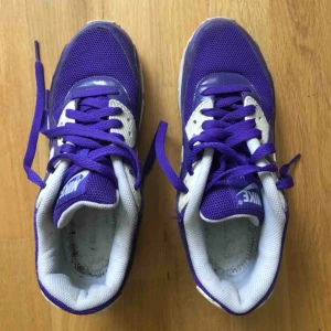  - Air max 90s i jättefin lila färg. Lite slitet skick, saknar innersula. Köparen betalar frakt eller hämtar i Malmö 
