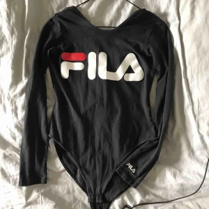  - Långärmad body från FILA i storlek s. Bra passform och bra skick. Skriv för mer bilder osv 🥰