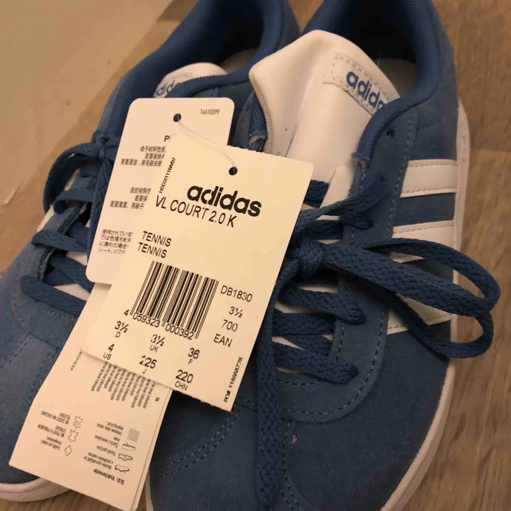 Oanvända skor från Adidas i modellen VL Court. Nyskick!. Skor.